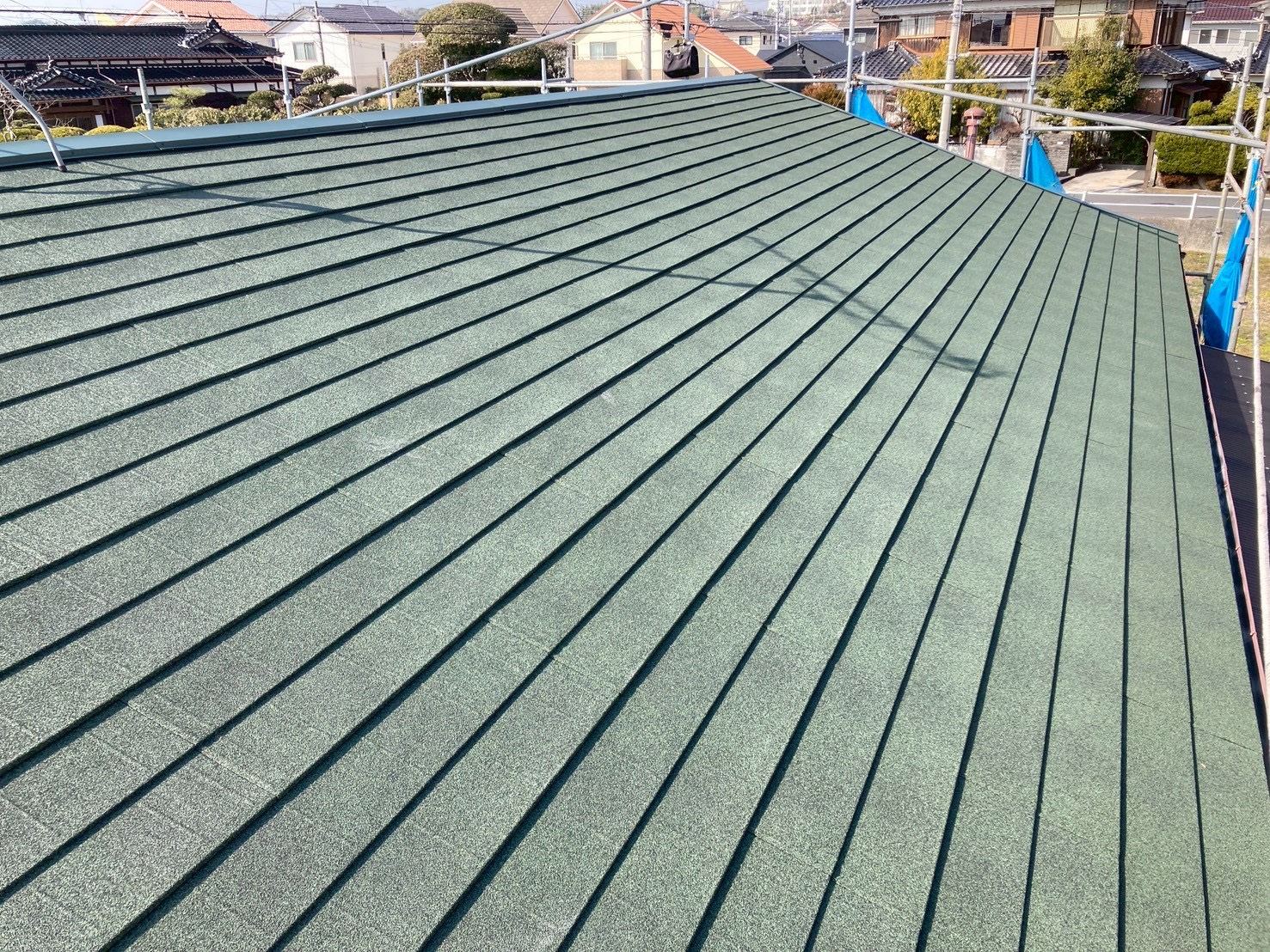 セメント瓦からガルバニウム鋼板屋根材　ディプロⅡに貼替。　高耐久の為、安心できる屋根の完成です。