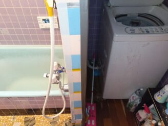 脱衣所を広げ洗面化粧台を設置します。