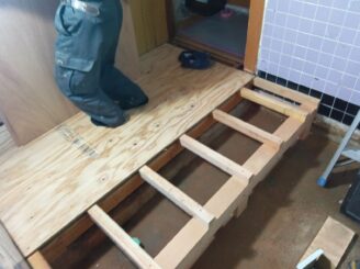 床下地を追加し、脱衣所を広げます。