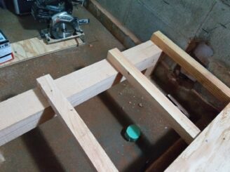 シロアリ駆除防蟻後にシロアリ被害にあった床・柱を新規に取り替えます。