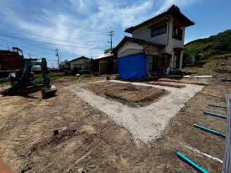 砕石敷き・転圧作業