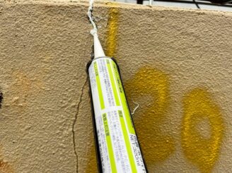 クラック箇所はUカットするなどし、コーキングを充填して、樹脂セメントで平坦化する