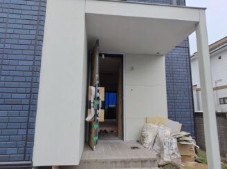 玄関ドアは新しモノに取替え