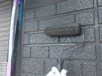 強固な塗膜を形成しつつ、塗料の発色を整え、美しい外壁に仕上げる