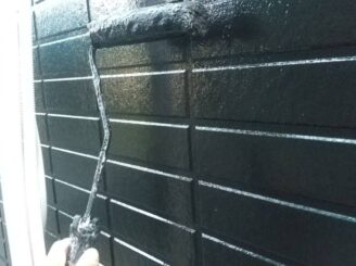強固な塗膜を形成しつつ、塗料の発色を整え、美しい外壁に仕上げる