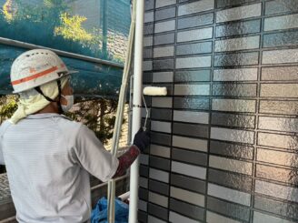 クリアー塗料を使用する事により、より耐久性の高い塗膜に仕上げる