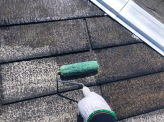 下塗りで下地を補強しつつ、瓦と上に塗る塗料を密着させる