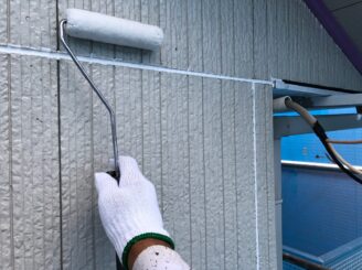 シーラーを塗布する事で、下地を補強しつつ、外壁と上に塗る塗料を密着させる