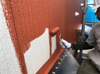１階はブラウン系塗料で塗装