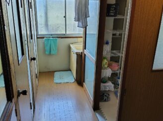 洗面室：左はトイレ１・２、右は脱衣室・浴室