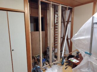 右側0.5帖は和室側収納に、左側１帖は玄関側の収納（シューズクローゼット）に変更