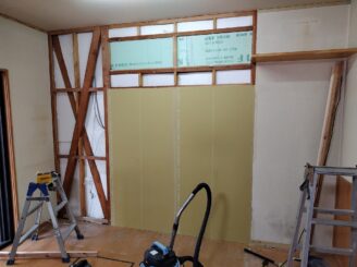 窓の撤去、プラスターボード取付け