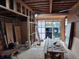 床板貼り付け・外部建具取付け