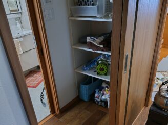 入口に収納棚造作