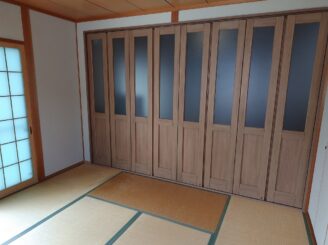 間仕切り戸は8枚折れ戸に取替え