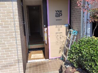 玄関は新規片引き戸