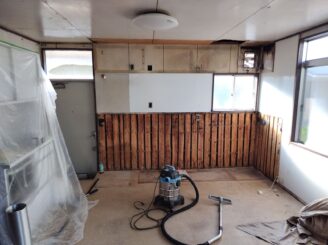 既存キッチン解体・建具撤去