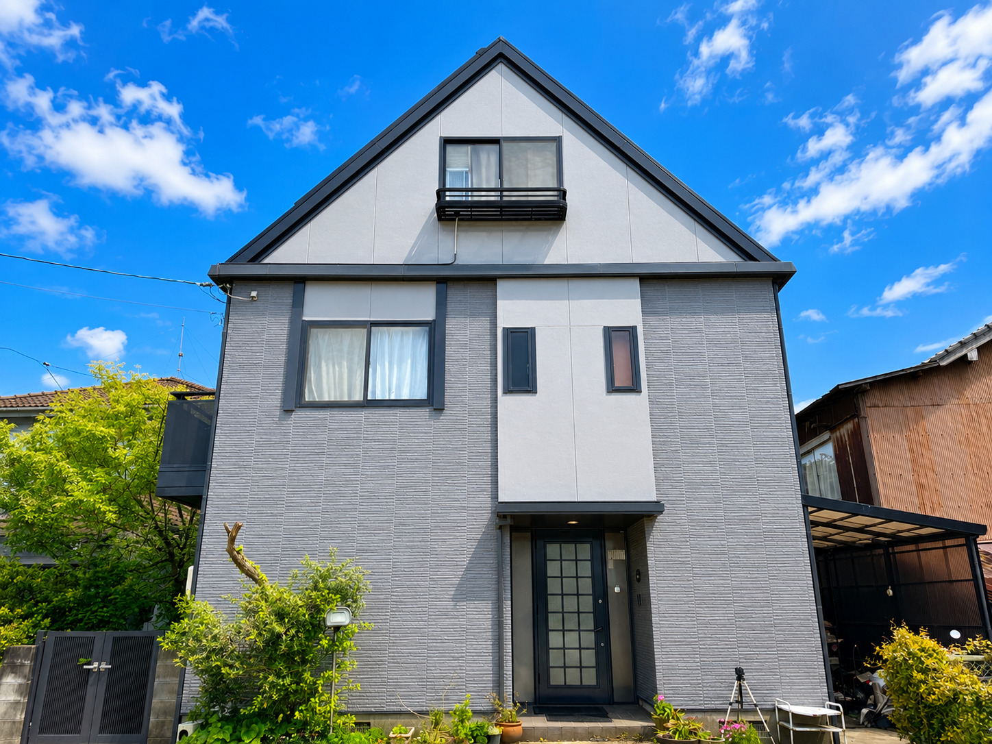 白を基調とした外壁に、屋根やサッシなどの濃いグレーがアクセントとなり、すっきりとした落ち着きのある仕上がりになりました。