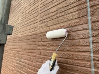 シーラー塗布1　下地を補強し、外壁と上に塗る塗料を密着させます