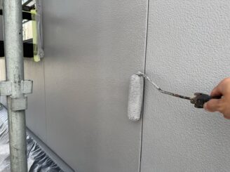 上塗り1　色ムラや塗り残しを防ぎ、美しい外観に仕上げます