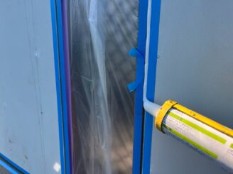 プライマー塗布しコーキング材充填