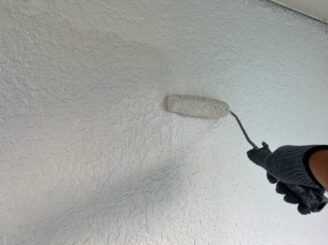 強固な塗膜を形成しつつ、塗料の発色を整え、美しい外壁に仕上げる