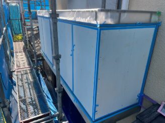 既存のコーキングを除去しマスキング