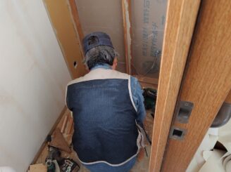 一部壁を撤去し、配管・配線などおこない、再度閉鎖する