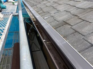 軒先などに水切り板金を取付け
