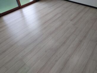 洋室：フローリングはホワイト系のものを使用。室内のイメージを統一