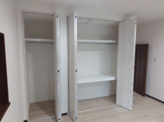 洋室：可動棚化し収納力を向上